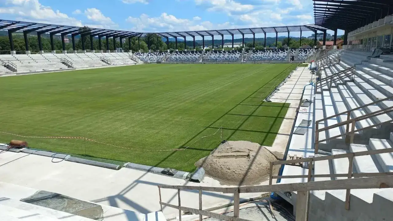 Nowy stadion Sandecji z idealnie przystrzyżoną murawą i nowoczesnymi trybunami czeka na pierwsze mecze.