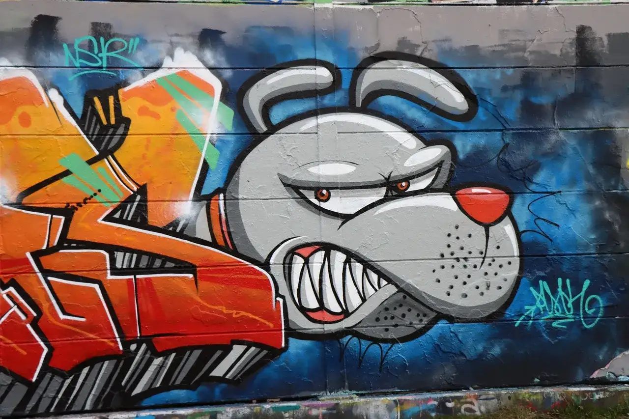 En arg hund med vassa tänder och orange bokstäver ger graffiti inspiration.