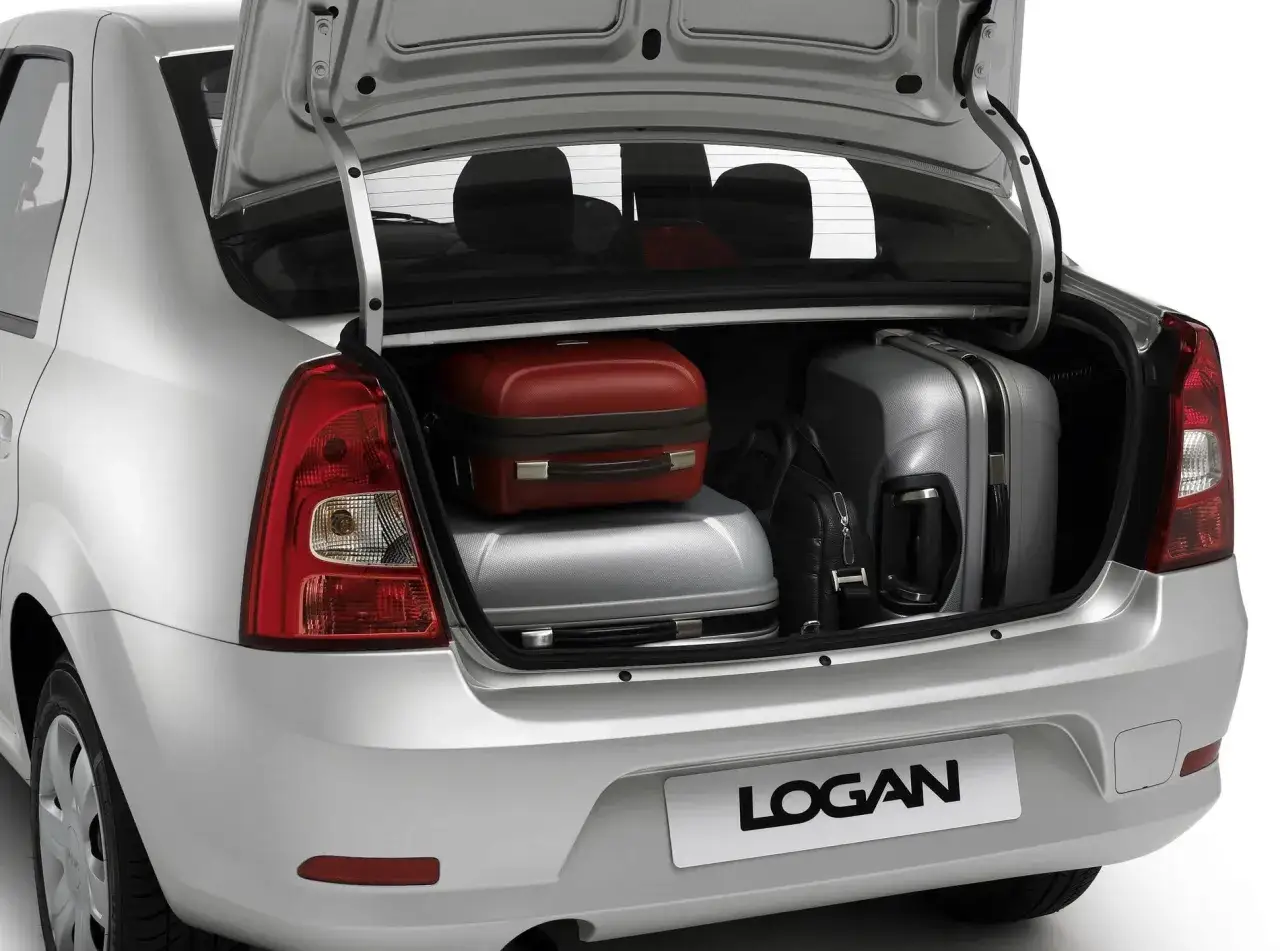 Bagażnik Dacia Logan MCV II wypełniony walizkami, gotowy na podróż.