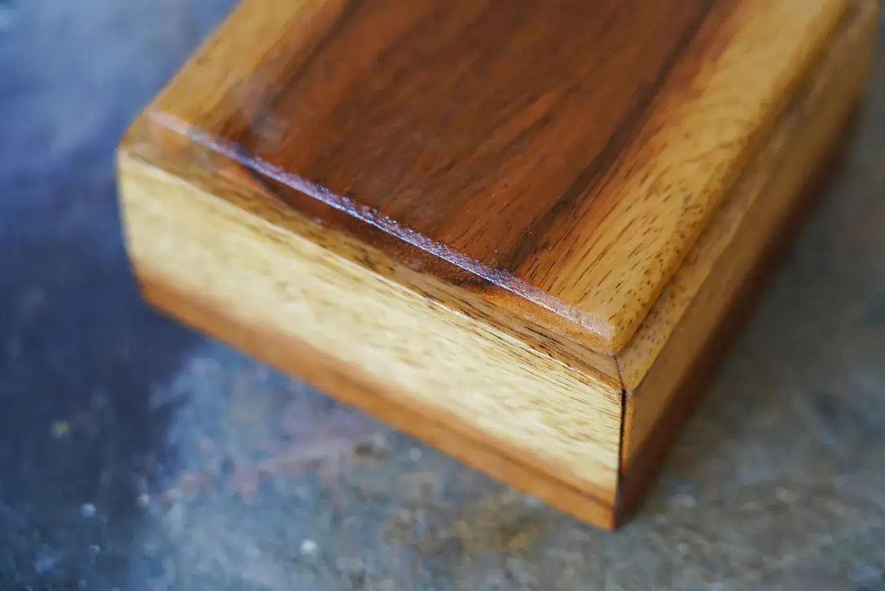 Caja de madera con acabado brillante, resultado de un buen barnizar madera.