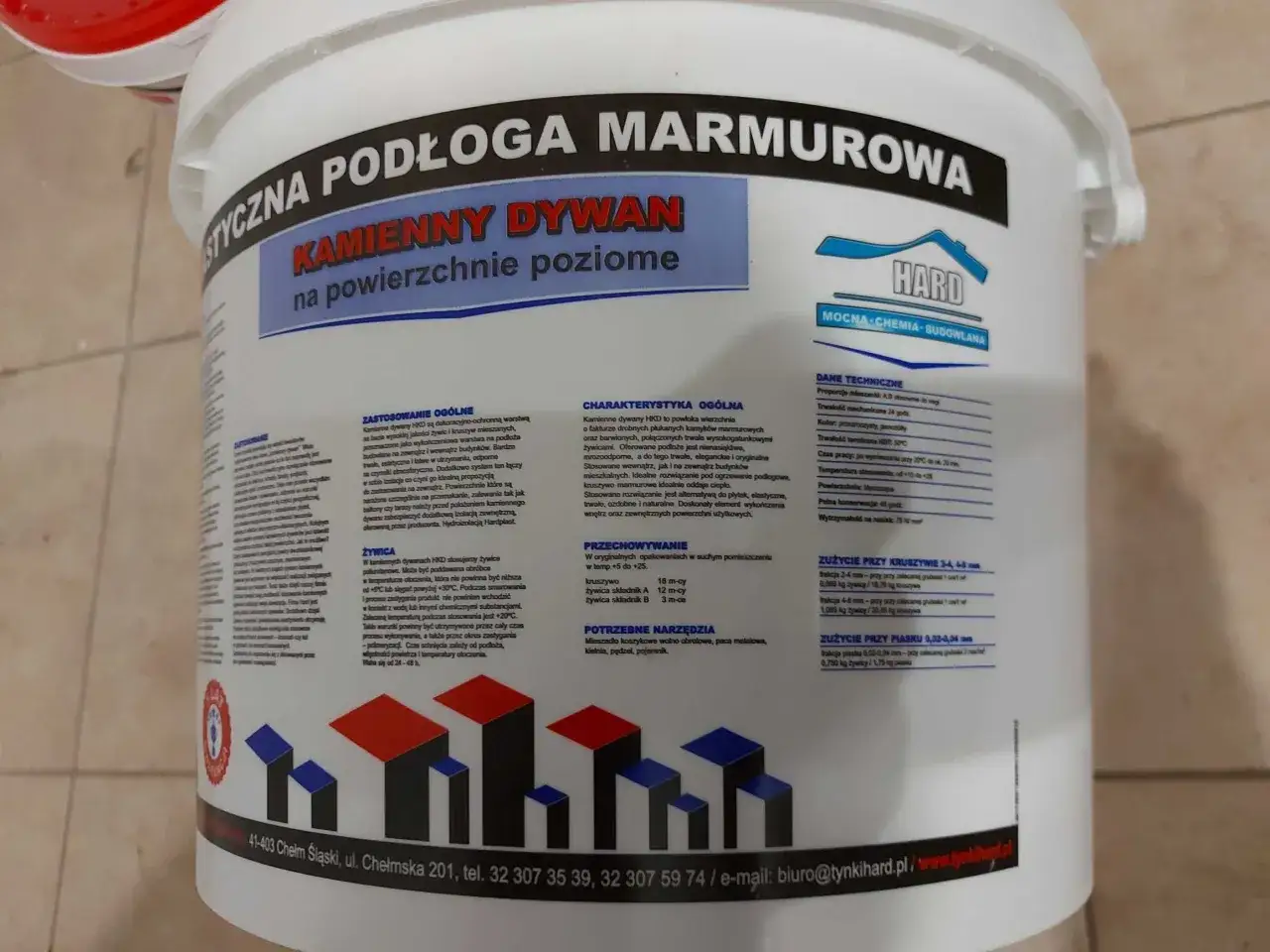 Kamienny dywan na podłogę marmurową. Opakowanie zawiera informacje o zastosowaniu, właściwościach i zużyciu produktu, np. koszt 1m2.