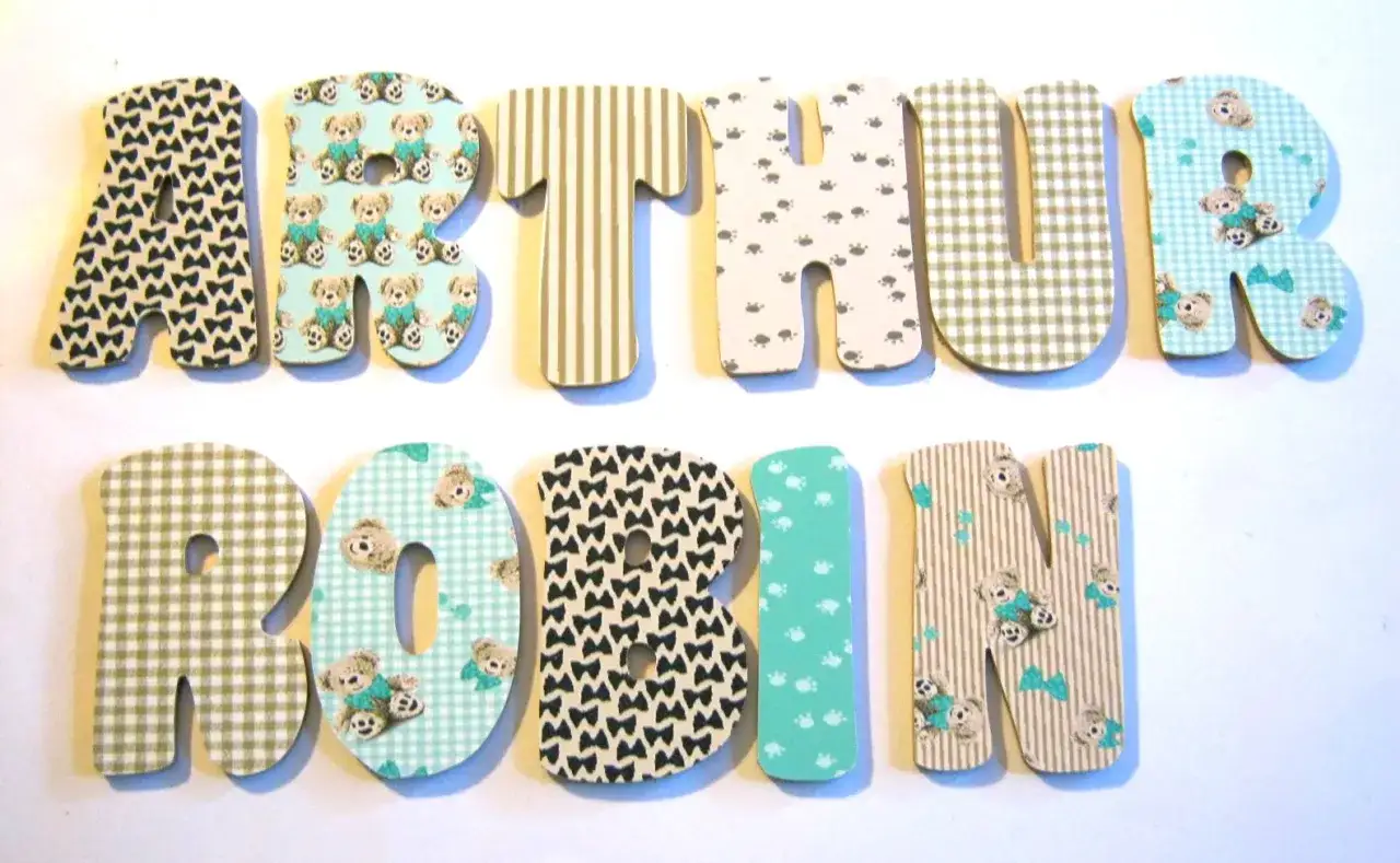 Lettres en bois d&eacute;cor&eacute;es de motifs adorables : oursons, n&oelig;uds, empreintes et carreaux. Parfait pour personnaliser une chambre d'enfant.