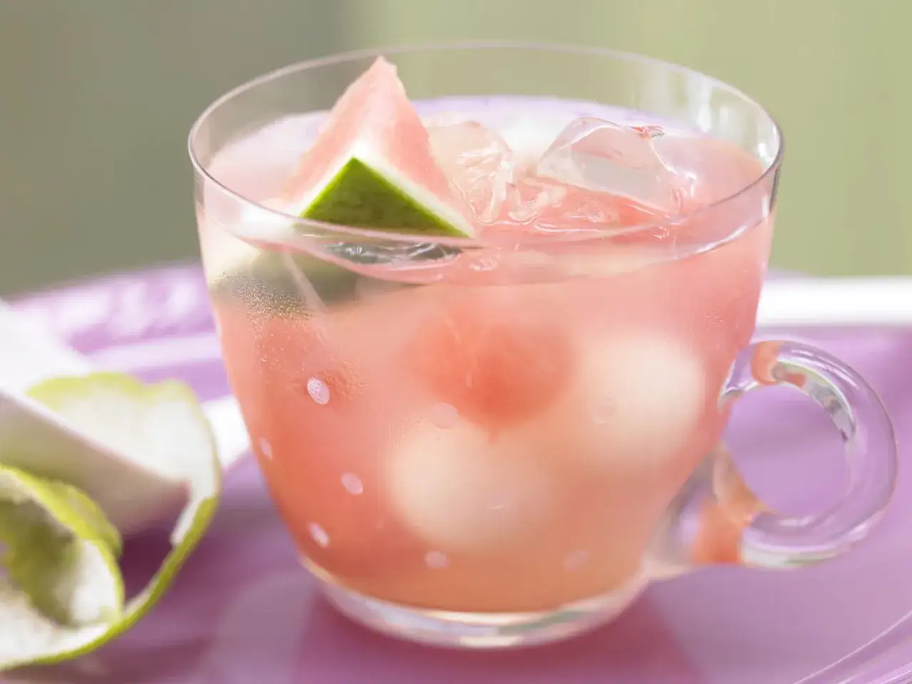 Erfrischende melonenbowle ohne alkohol im Glas mit Wassermelonenscheibe und Eiswürfeln.