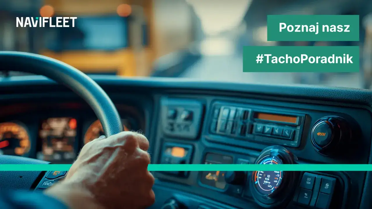 Dłoń kierowcy na kierownicy ciężarówki. Na desce rozdzielczej widoczny tachograf i napis #TachoPoradnik, który pomoże uniknąć błędów spójności danych tachograf.