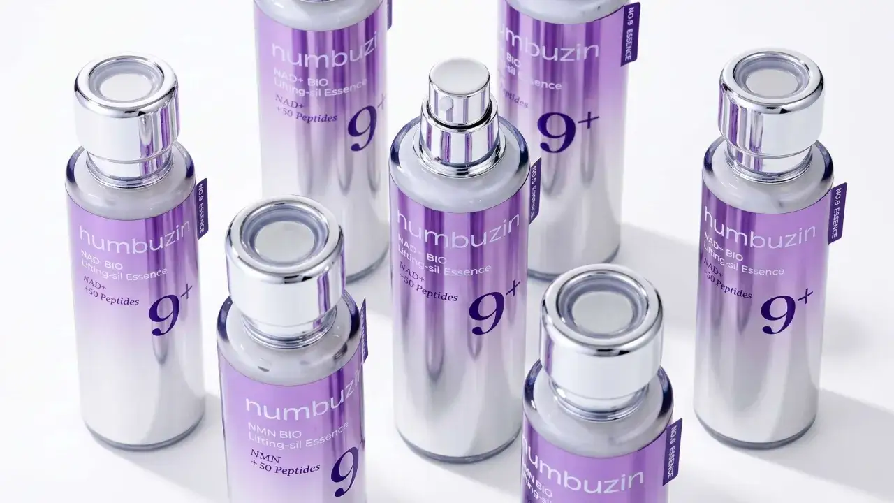 Flera flaskor av Humbuzin NAD+ BIO Lifting-sil Essence, en hudv&aring;rdsprodukt som ger ditt ansikte en ungdomlig lyster.
