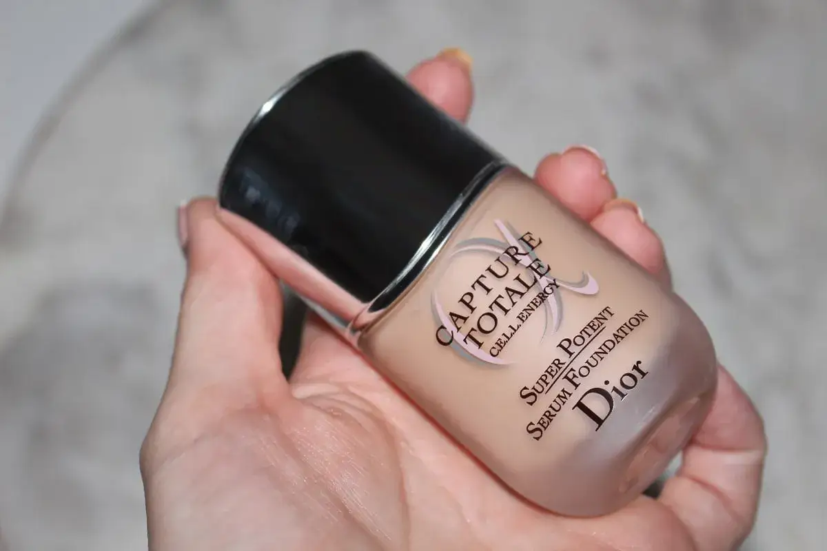 Dior Forever Skin Glow vs Capture Totale Super Potent Serum Foundation