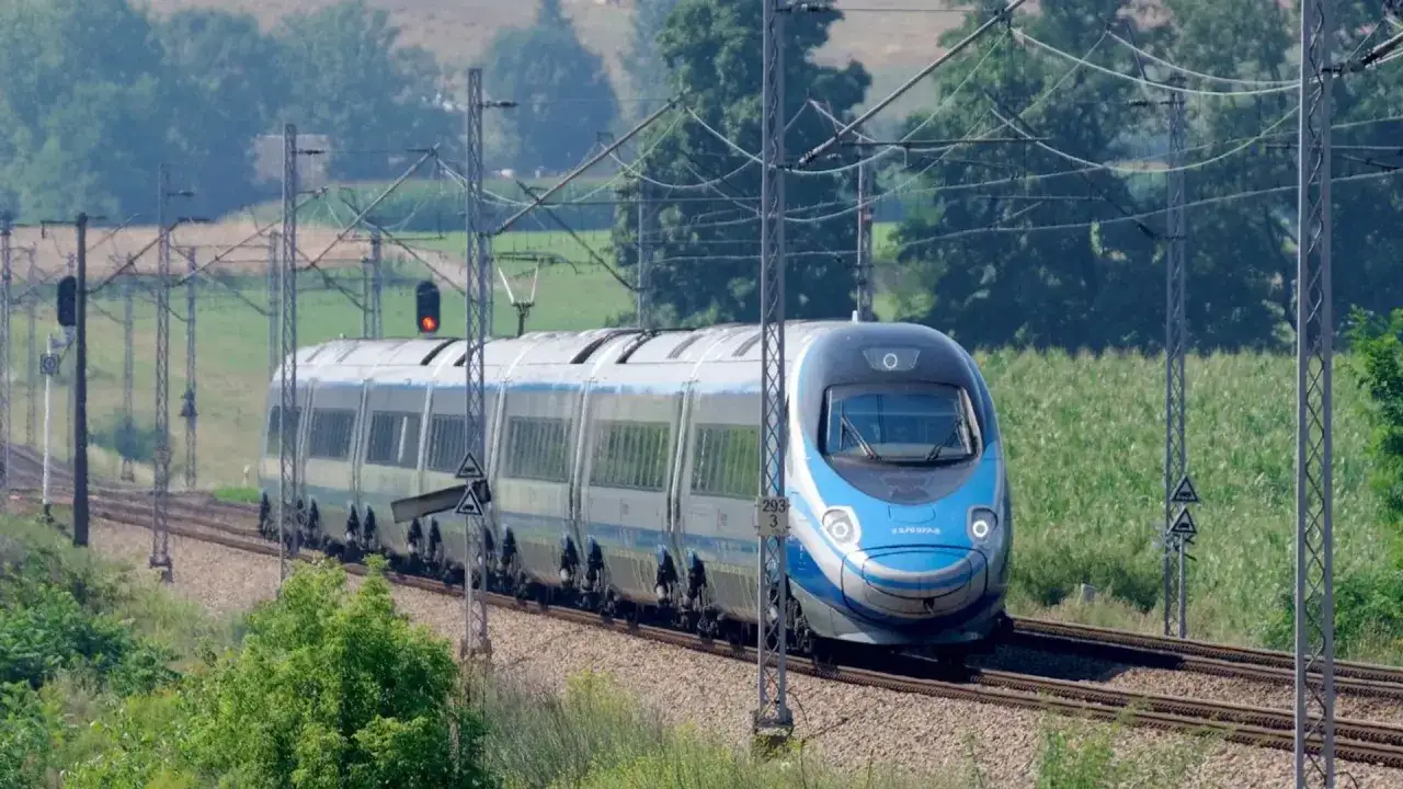 Nowoczesny pociąg Pendolino pędzi po torach, oferując podróżnym atrakcyjne zniżki PKP.