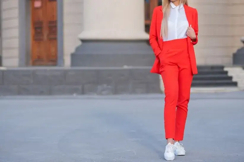 Stylizacje z czerwonymi spodniami damskie i męskie