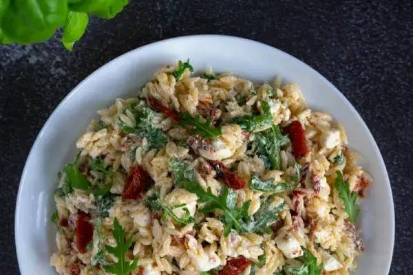 wegetariańska sałatka z makaronem orzo i rukolą
