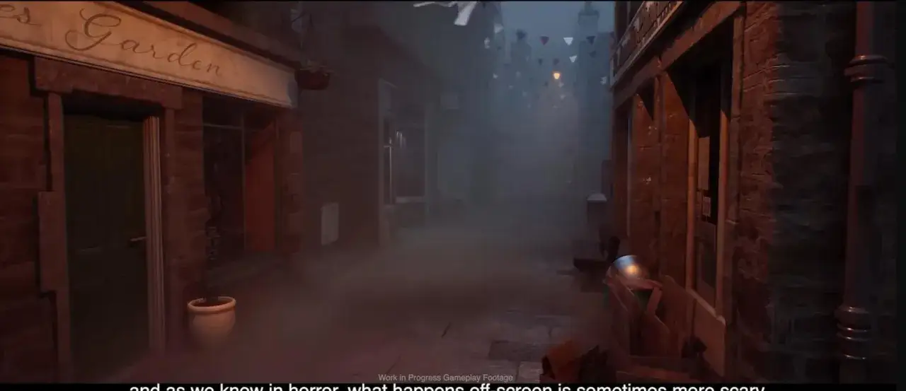 Mglista uliczka w stylu Silent Hill Townfall. Banery wiszą nad opuszczonymi budynkami, tworząc złowieszczą atmosferę.