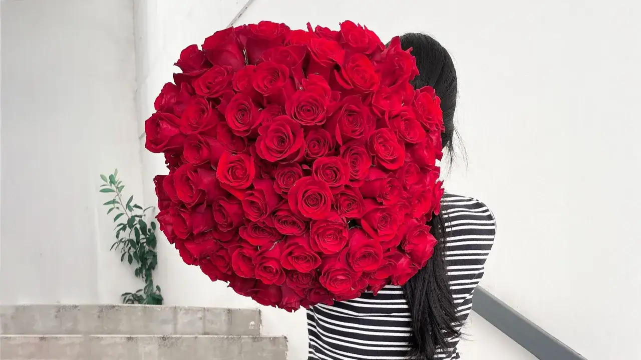Un bouquet de roses rouges, symbole d'amour passionné. La signification du nombre de roses peut varier, mais un grand bouquet exprime souvent un amour profond.