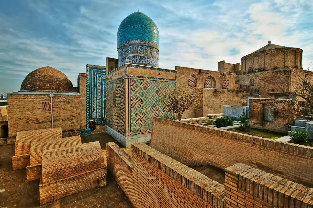 Architektura z turkusowymi kopułami i mozaikami. Idealne miejsce na **uzbekistan wycieczki**, by poczuć ducha historii.