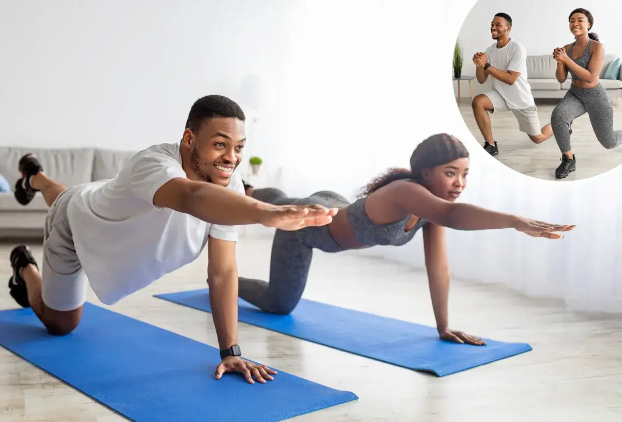 Un couple fait du sport &agrave; jeun sur des tapis bleus. L'homme et la femme sont en position de planche, bras et jambes tendus.