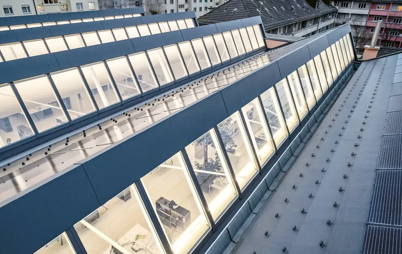 Moderne Sheddach Konstruktion mit großen Glasflächen, die Büroräume beleuchten.
