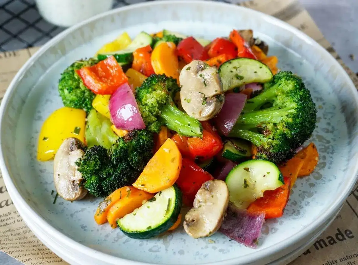Buntes Ofengem&uuml;se mit Brokkoli, Paprika, Zucchini und Karotten &ndash; perfekt als gerichte zum vorkochen f&uuml;r gesunde Mahlzeiten.