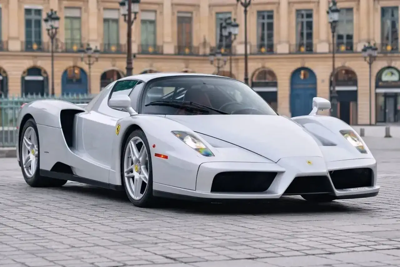 Białe Ferrari Enzo na bruku. Zastanawiasz się, ferrari enzo ile kosztuje? To marzenie wielu kolekcjonerów.
