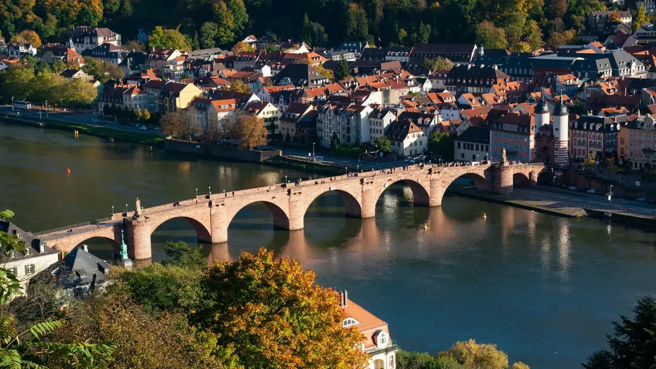 Blick auf die Alte Brücke und die historische Altstadt von Heidelberg. Ein perfekter Ort für Heidelberg Sightseeing im Herbst.