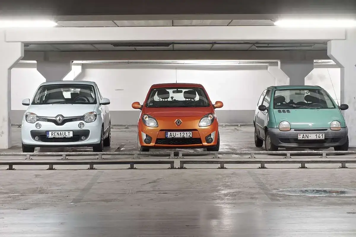 Trzy Renault Twingo: białe, pomarańczowe i zielone. Zastanawiasz się nad ich **renault twingo spalanie**?