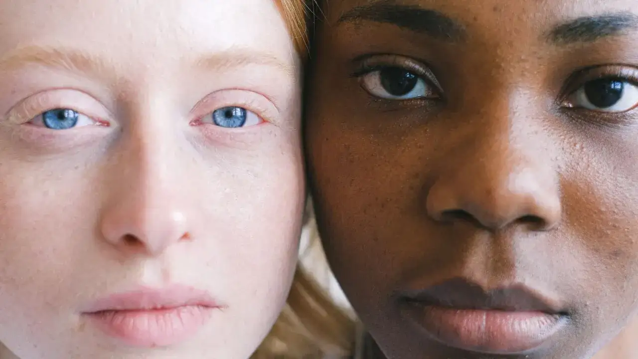 Zwei Gesichter, ein lsf 15. Helle Haut mit blauen Augen trifft auf dunkle Haut mit braunen Augen.