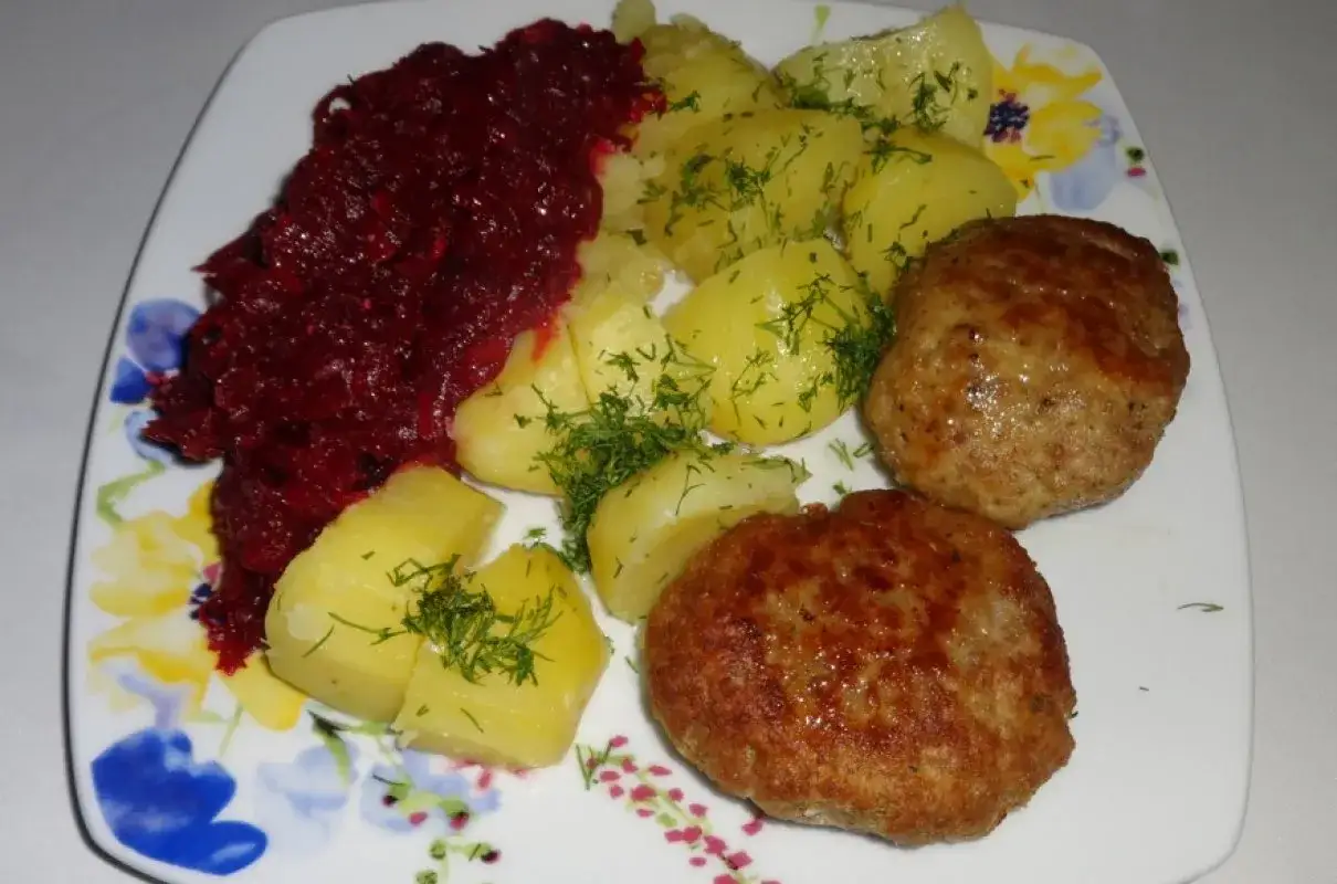 Kotlety mielone z ziemniakami i buraczkami. Świeże **bitki** z koperkiem dodają daniu koloru i smaku.