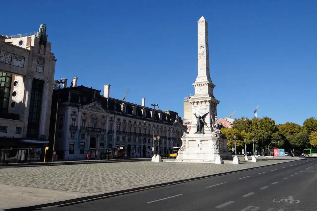 Denkmal f&uuml;r die Restauratoren von 1640 in Lissabon, mit dem Obelisken und der Statue des Sieges.
