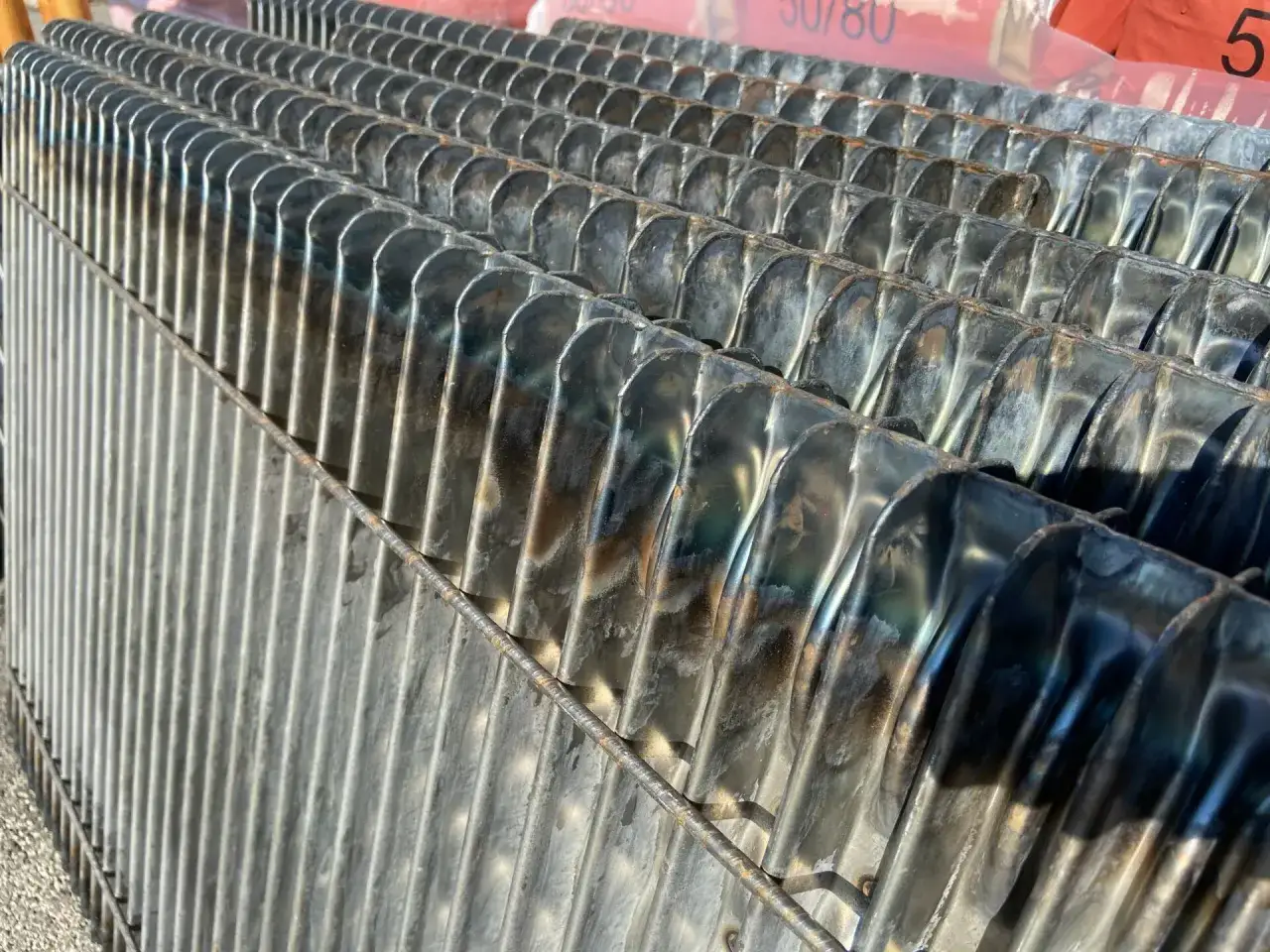 Radiateurs en acier brut, pr&ecirc;ts pour un nouveau look. Apprenez comment enlever peinture sur radiateur acier pour une finition parfaite.