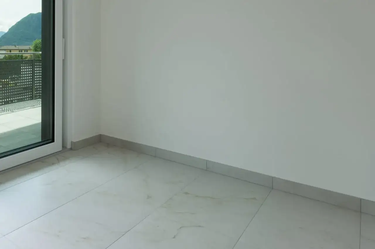 Plinthe discr&egrave;te et moderne, id&eacute;ale pour un carrelage clair. Un choix judicieux pour une finition soign&eacute;e.