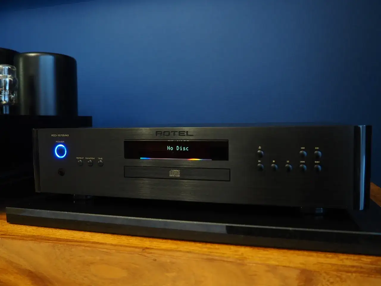 Elegancki odtwarzacz CD Rotel RCD-1572 MKII z podświetlanym na niebiesko przyciskiem zasilania i wyświetlaczem