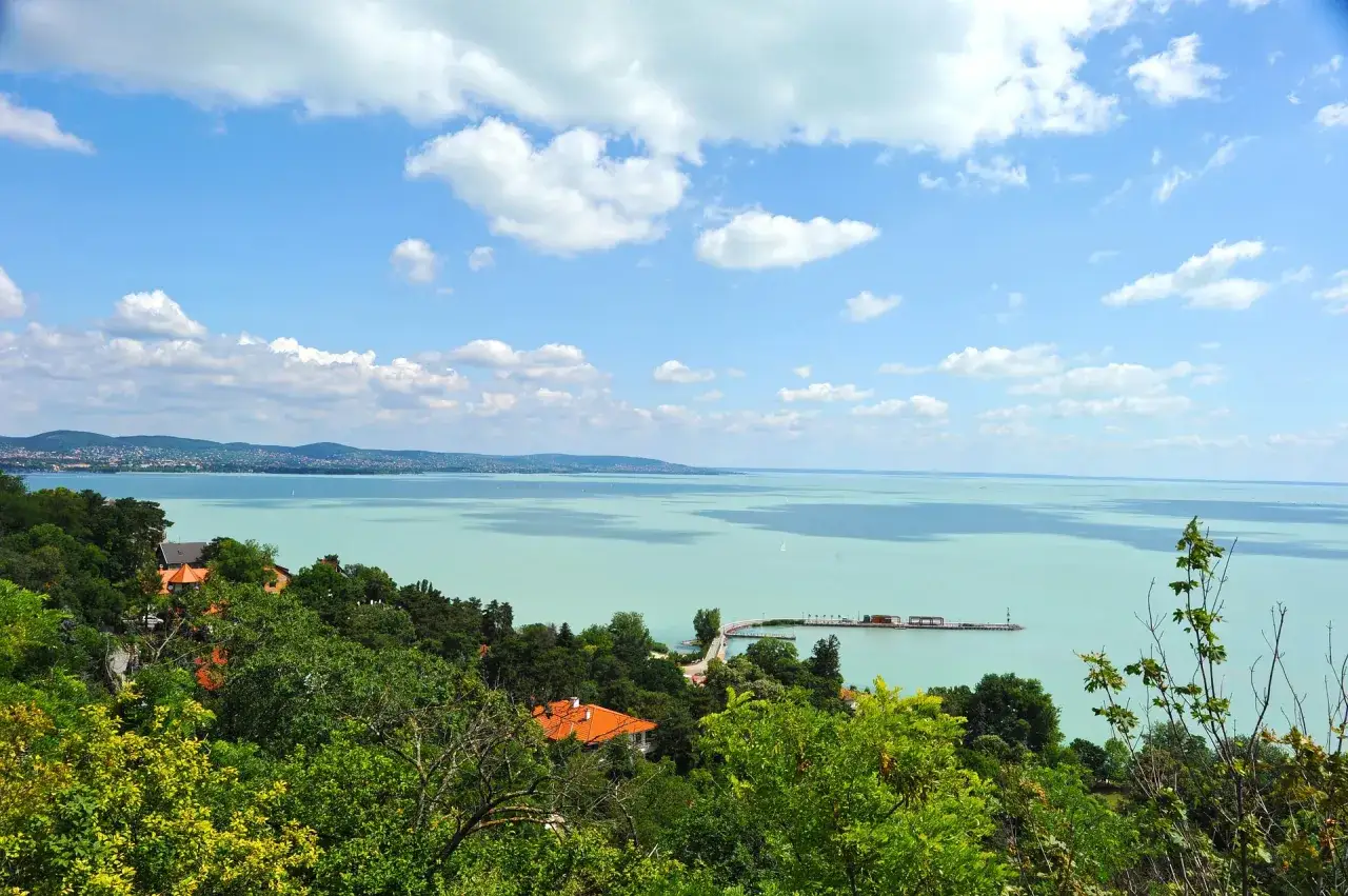 Piękny widok na Balaton, idealne miejsce na węgry wakacje. Zielone wzgórza, turkusowa woda i błękitne niebo.