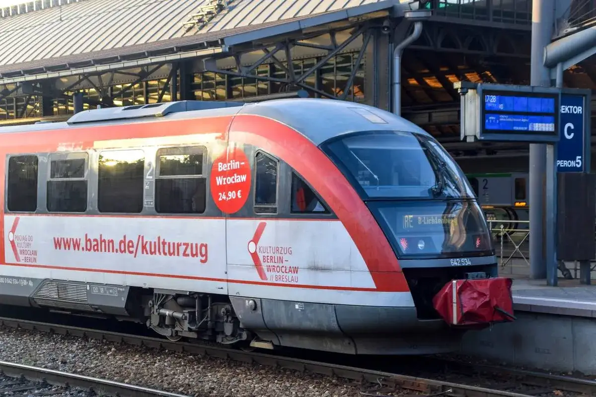 Der Kulturzug Berlin-Breslau steht bereit. Eine rote und wei&szlig;e Lokomotive mit der Aufschrift 