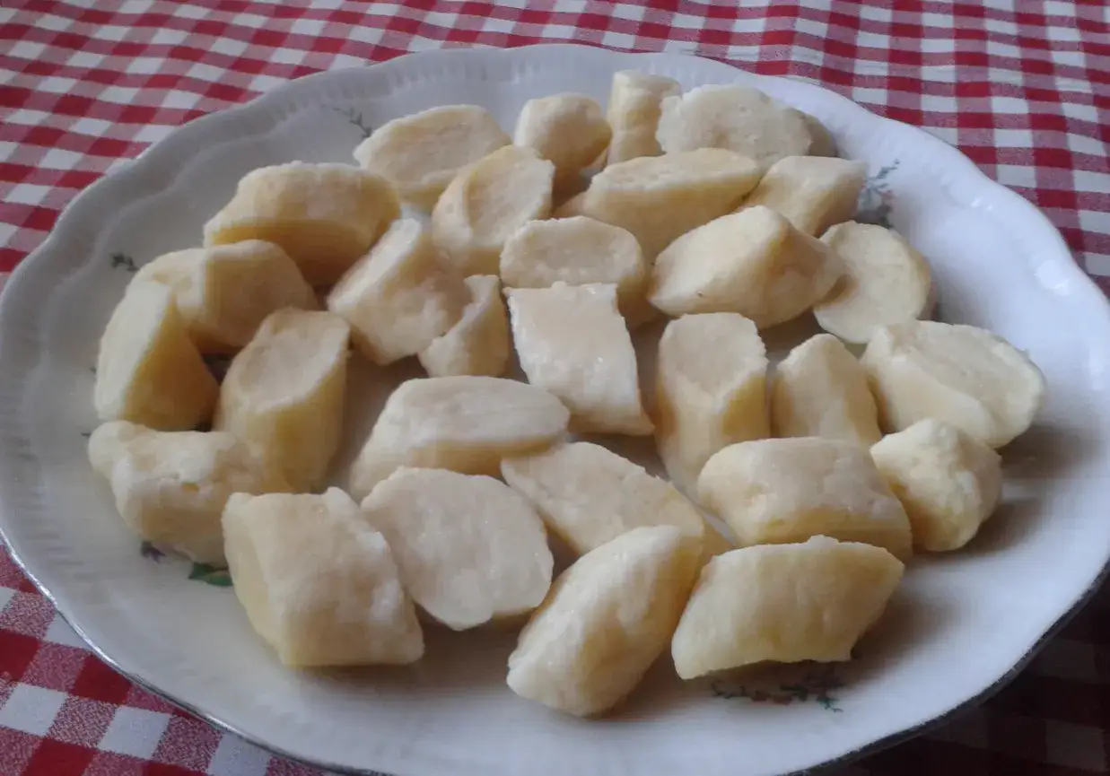 Pyszne kopytka z mąki orkiszowej, ułożone na talerzu w kratkę.