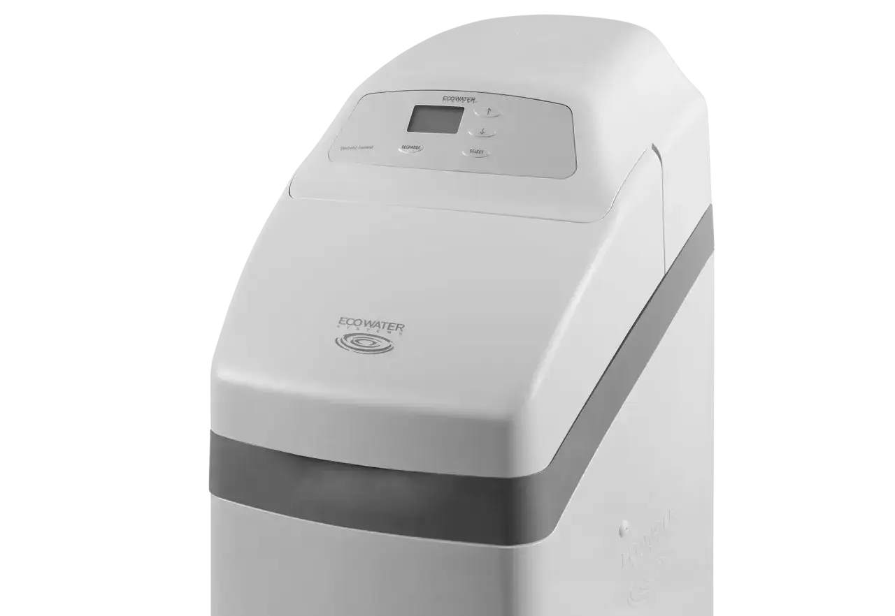 Nowoczesny zmiękczacz wody EcoWater Systems, idealny dla 4-osobowej rodziny, z panelem sterowania.