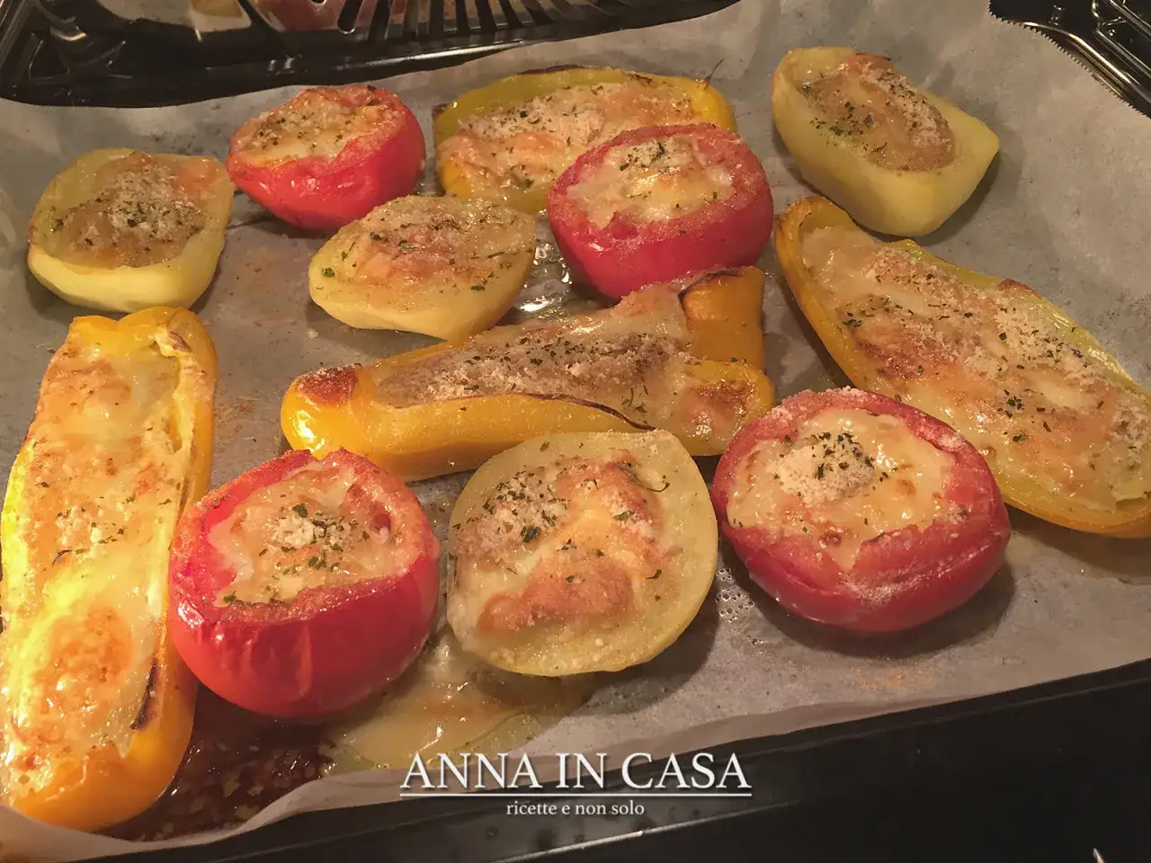 Verdure ripiene al forno, un piatto colorato e saporito, con pomodori e peperoni ripieni di formaggio e erbe aromatiche, pronti per essere gustati.