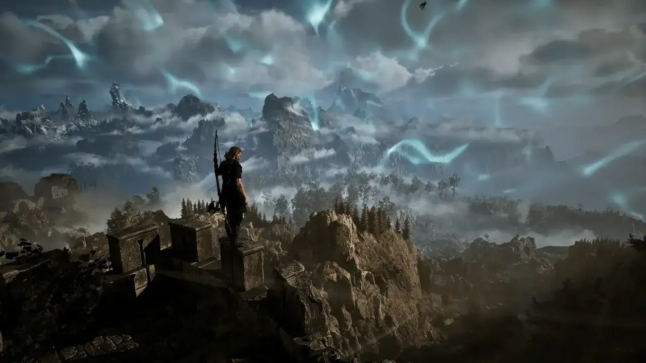 Ein Bogenschütze steht auf einer Ruine und blickt auf eine nebelverhangene Berglandschaft mit mystischen Lichtbögen. Das ist die Welt des Gothic 1 Remake.