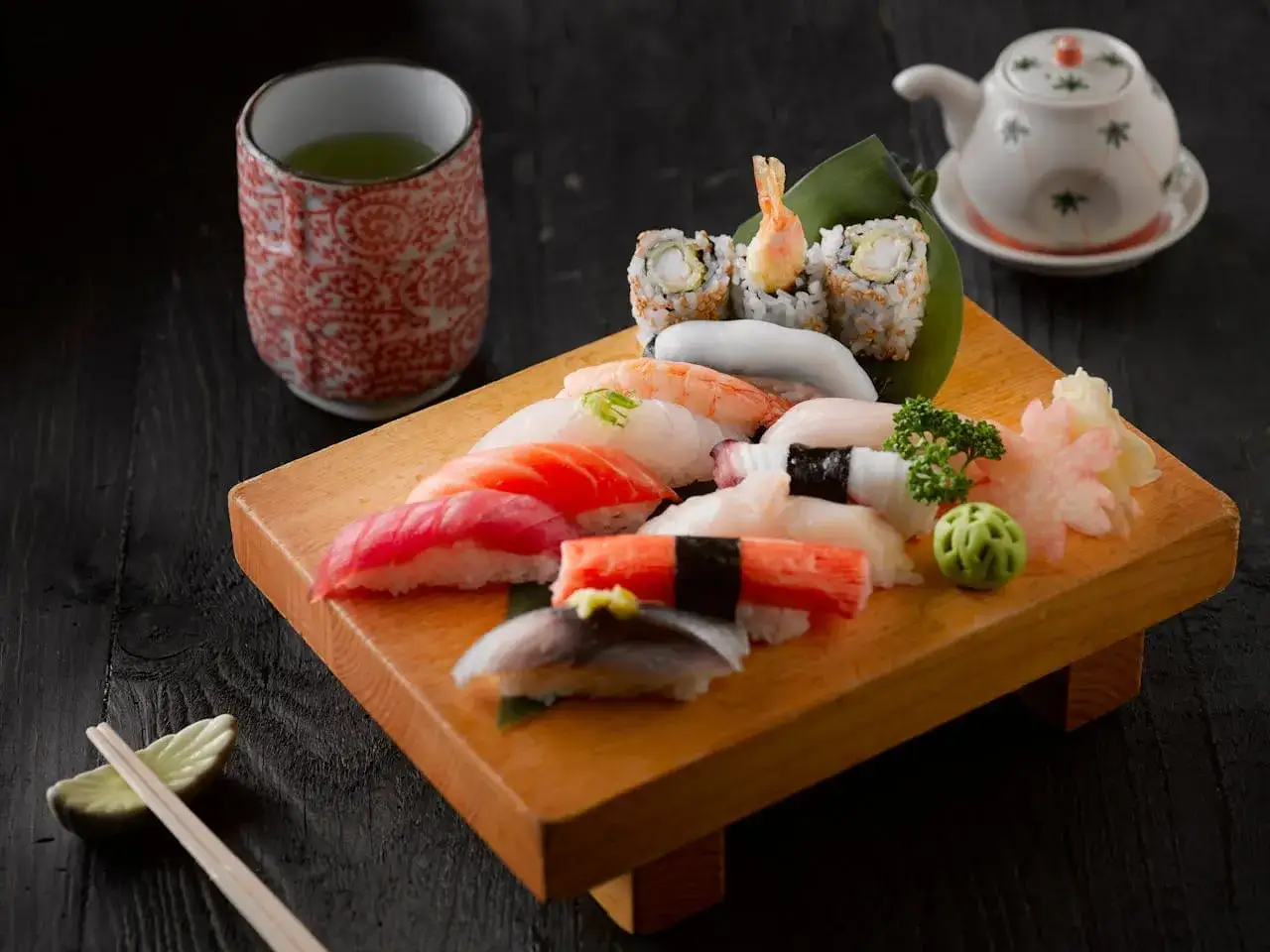 Ein köstliches Sushi-Arrangement, das die Frage