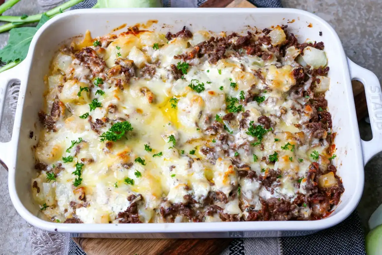 Kohlrabi mal anders: herzhafter Auflauf mit Hackfleisch und Käse überbacken, garniert mit Petersilie.