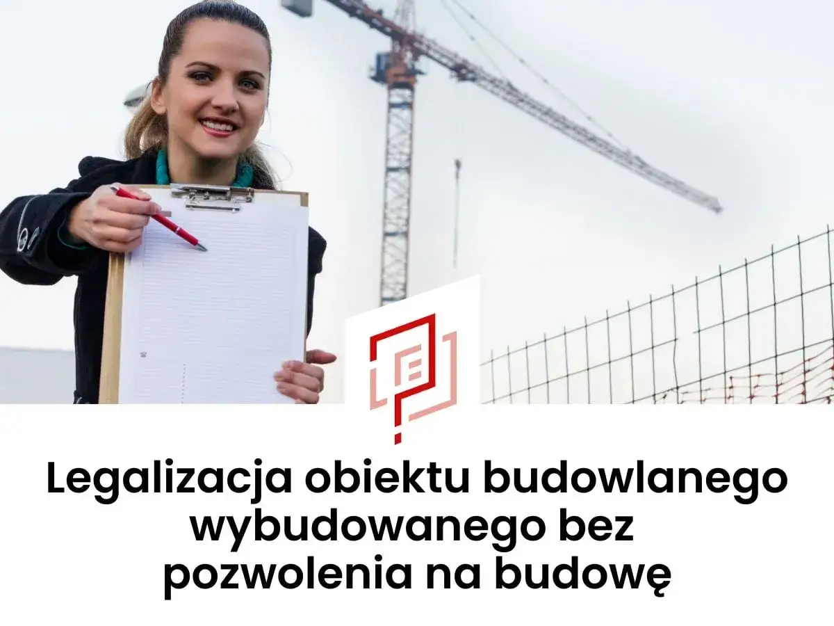 Kobieta z notatkami i długopisem na tle budowy. Pomagamy w legalizacji obiektu budowlanego wybudowanego bez pozwolenia.