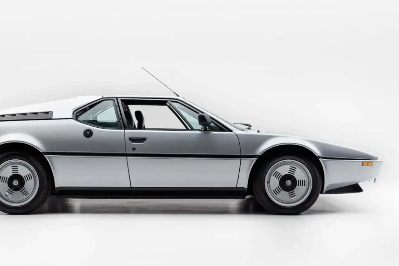 Srebrne BMW M1 z lat 80. z charakterystycznymi wlotami powietrza i felgami.