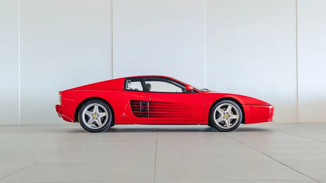 Czerwone Ferrari 512 TR, ikona lat 90., lśni w studio.