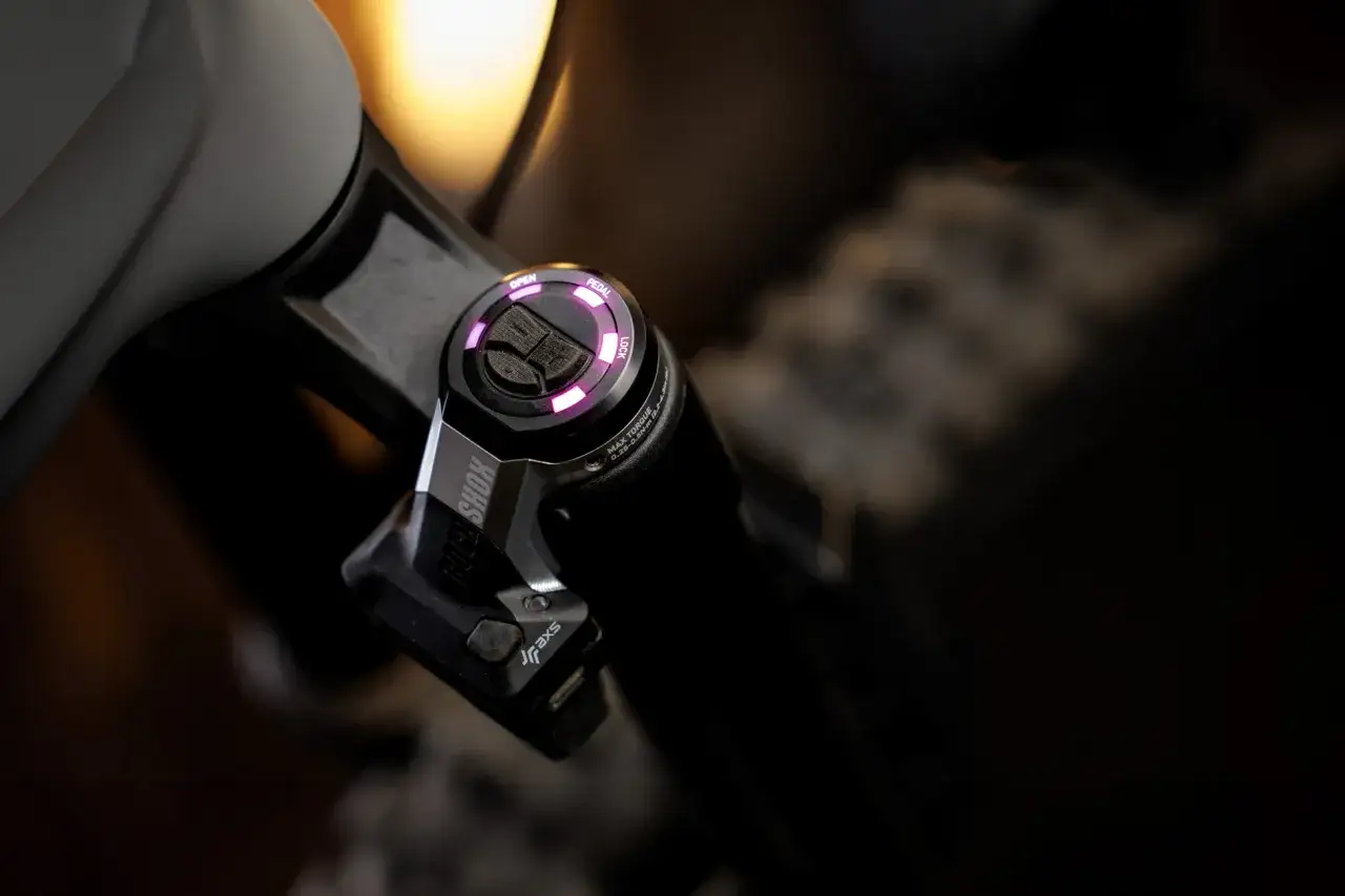 Nahaufnahme des RockShox Flight Attendant mit leuchtenden Modi