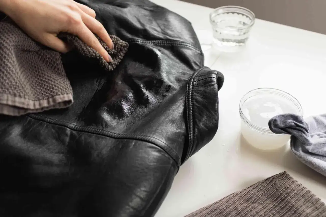 Maintenir votre veste en simili cuir comme neuve : astuce pour comment nettoyer une veste en simili cuir avec soin.