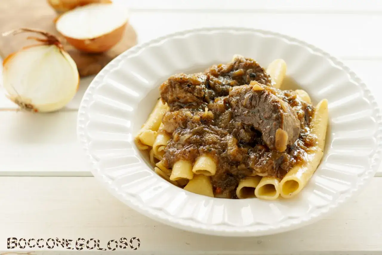 Ziti alla genovese ricchi e saporiti, con cipolle caramellate e carne tenera. Un piatto che sa di casa.