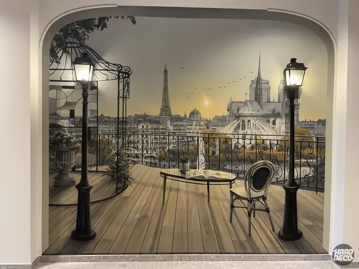 Un balcon parisien avec vue sur Notre-Dame et la Tour Eiffel, un magnifique trompe l'oeil qui invite au rêve.