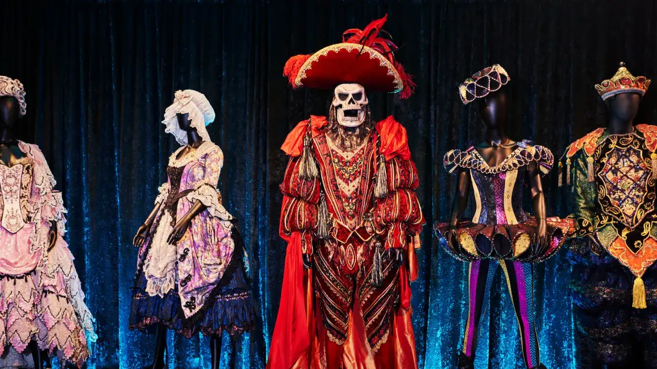 Kolorowe kostiumy z operetki, od barokowych sukni po strój szkieletora. Co to jest operetka? To lekka forma muzyczna, pełna humoru i tańca.