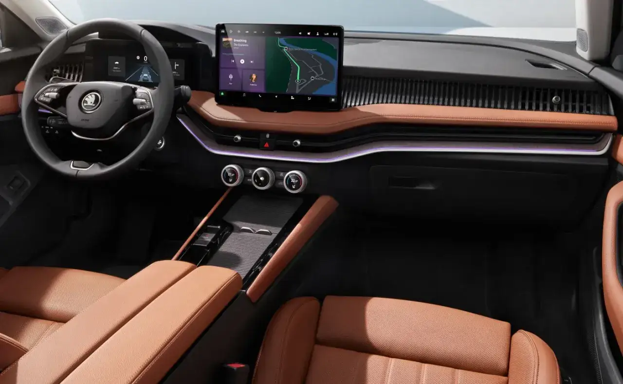 Wnętrze Skoda Superb 2025: skórzana tapicerka, duży ekran multimedialny z nawigacją i cyfrowy kokpit.