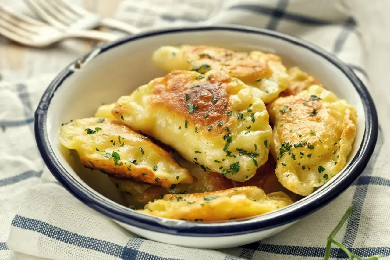 Złociste pierogi, idealne na obiad. Ten przepis na pierogi to klasyka polskiej kuchni.
