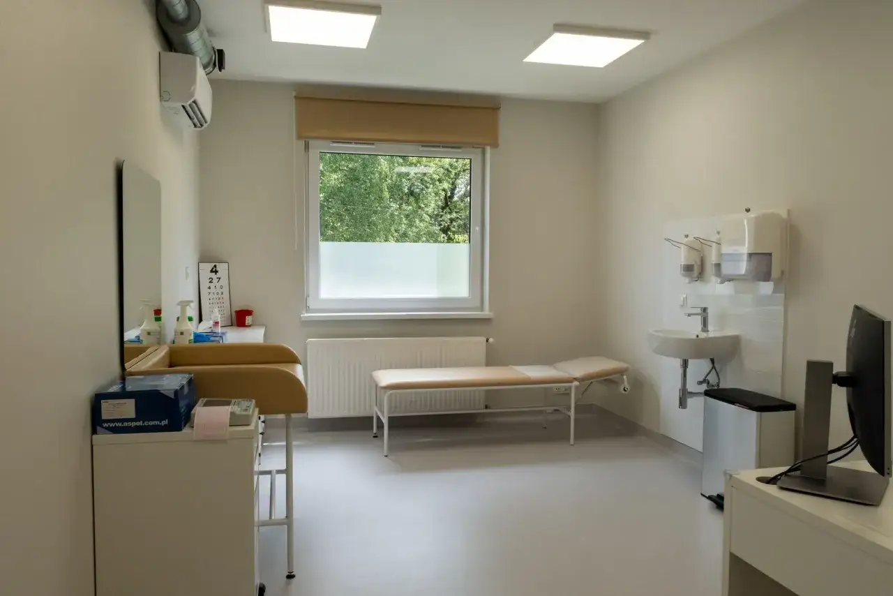 Gabinet lekarski z kozetką, umywalką i monitorem. Tu przyjmuje Izabela Domitrz.