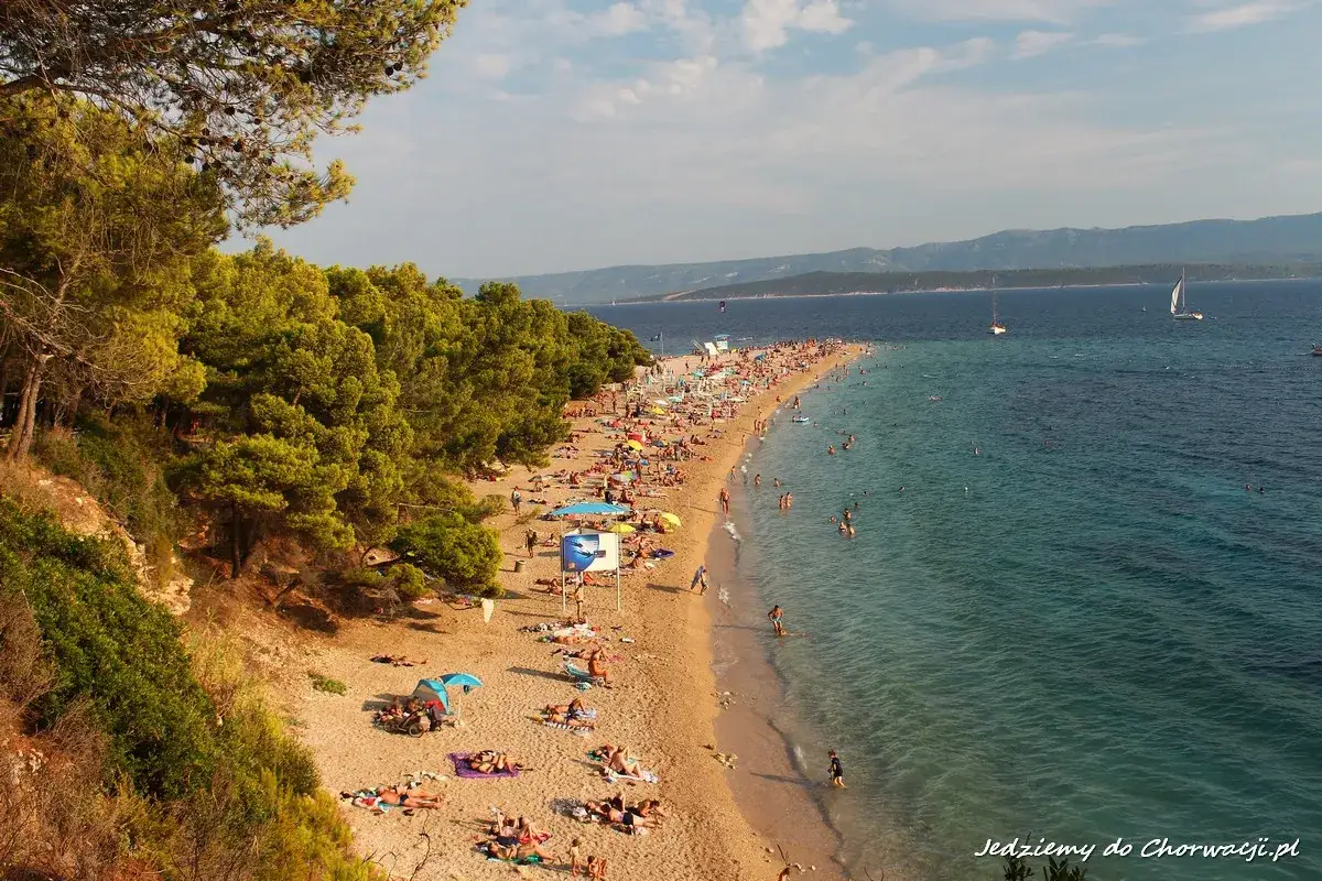 Plaża Zlatni Rat na wyspie Brać oferuje mnóstwo atrakcji: słońce, morze i relaks wśród zieleni.