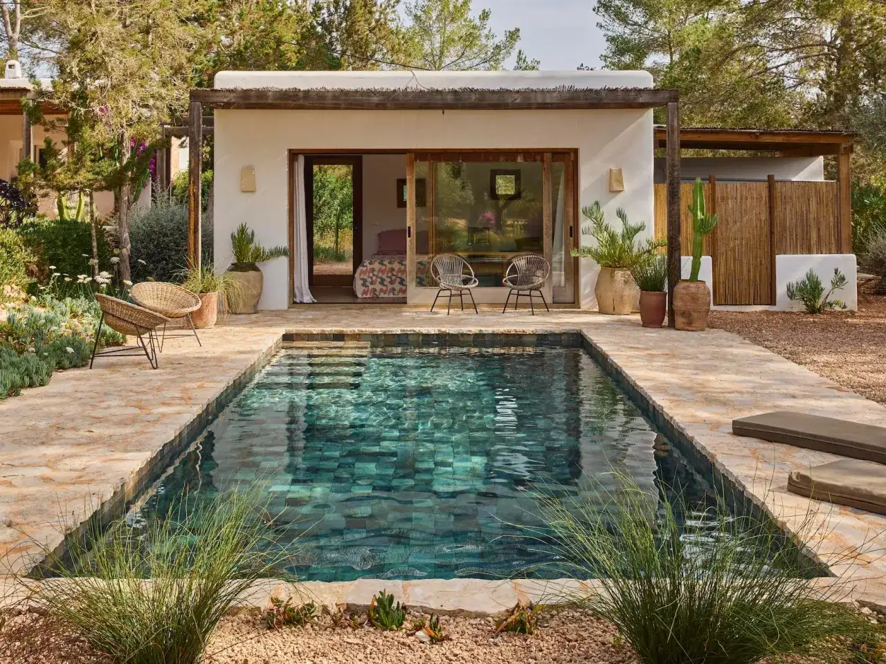Relájate junto a estas piscinas originales, con azulejos turquesa y rodeadas de vegetación y mobiliario de mimbre. Un oasis de paz.