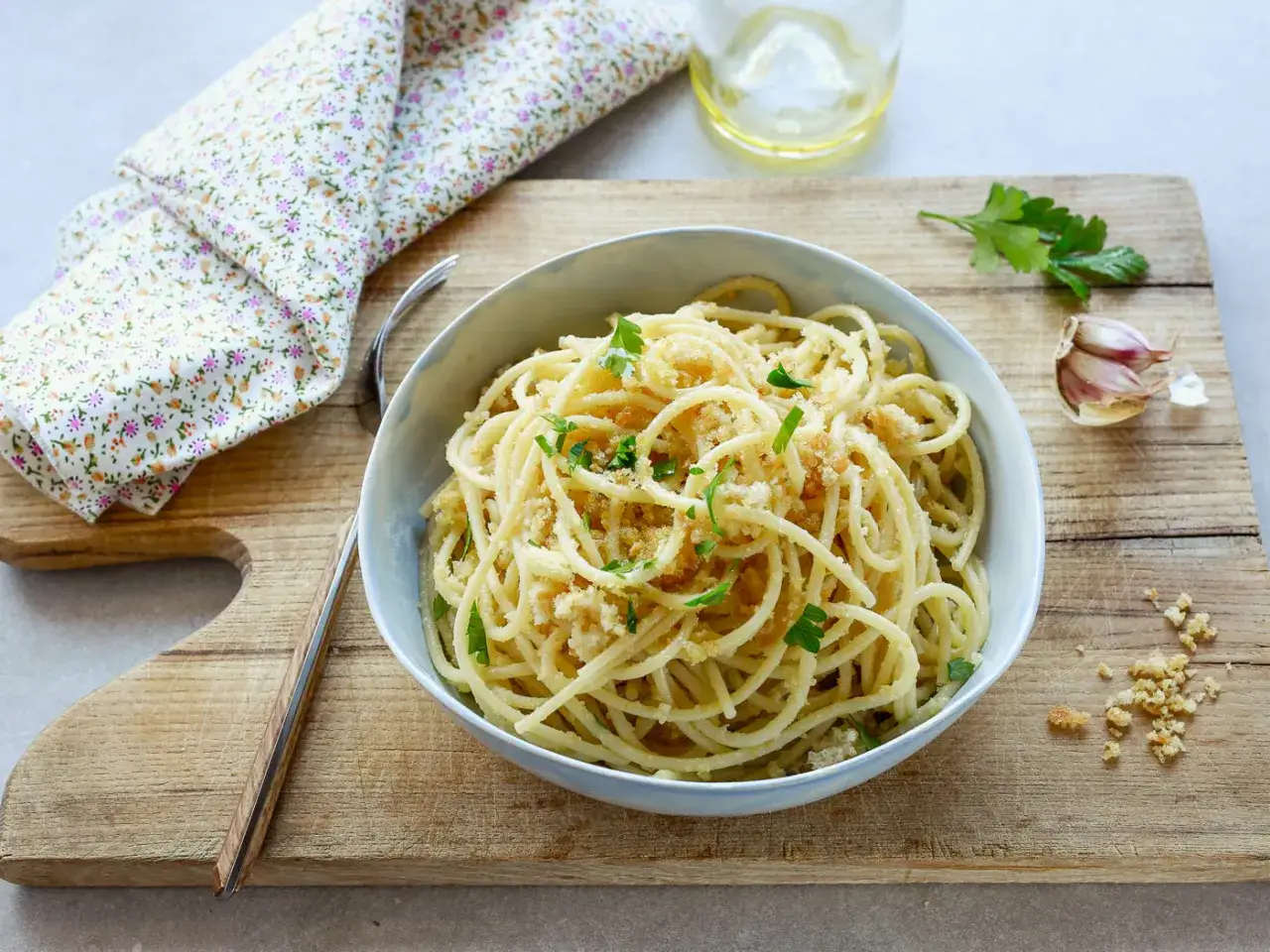 Spaghetti conditi con pangrattato tostato, aglio e prezzemolo. Un piatto semplice e gustoso di pasta mollicata, pronto per essere gustato.